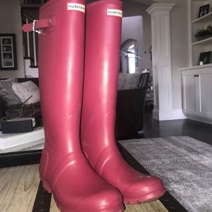 Dark pink Hunter rain boots.